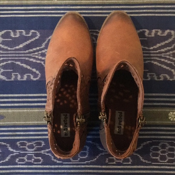 Cutout Detail Ankle Booties - Picture 5 of 6